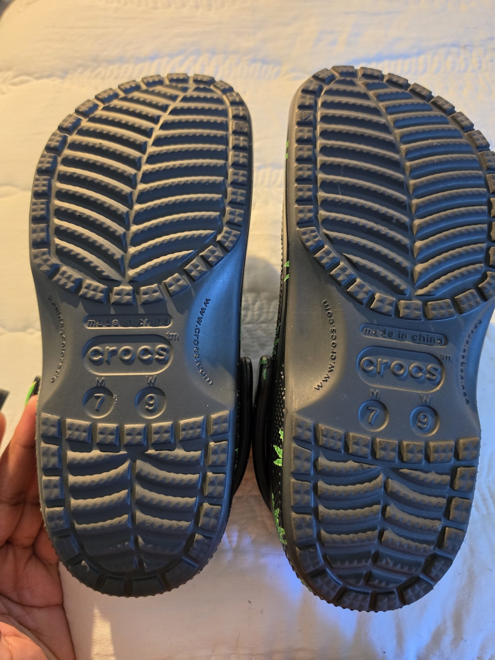 Crocs 4/20 Hemp Leaf Clogs (Unisex: M7, W9) - Picture 4 of 4